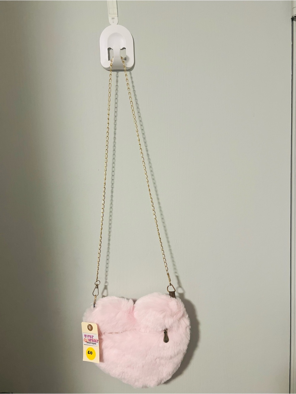 ๐ Pink Heart Faux Fur Crossbody Bag with Gold Chain - Picture 4 of 4
